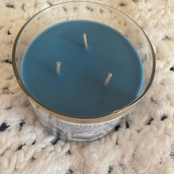 Bath and Body Works candle, snowflakes and citrus ❄️ - Picture 3 of 5